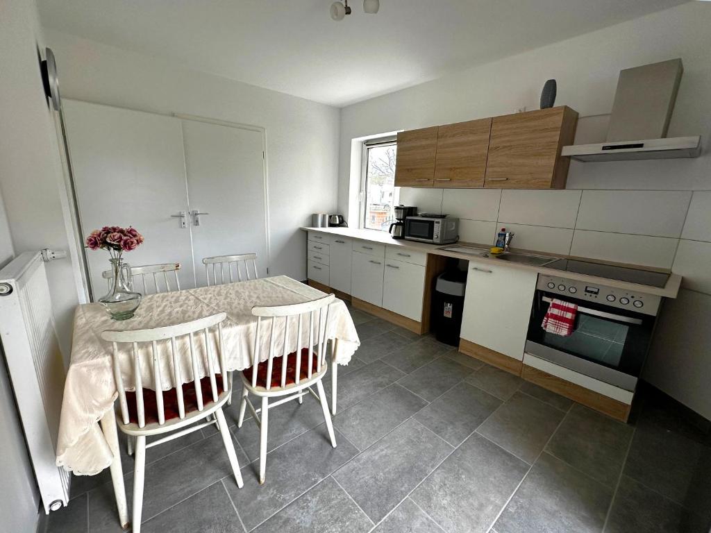 Cuina o zona de cuina de Ruhige Monteurwohnung-Fewo für 4 Personen in Trebbin