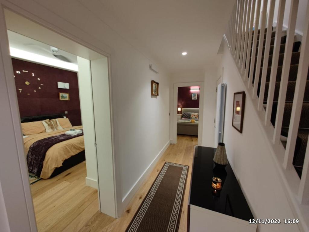 Luxury 2-Bed Apartment in Central London في لندن: غرفة نوم بسرير ودرج في غرفة