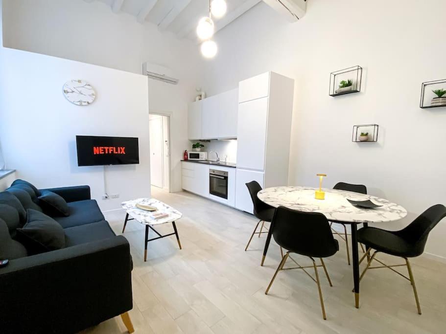 uma sala de estar com um sofá e uma mesa em Corso Cavour - Raffinatezza nel cuore cittadino em Pavia
