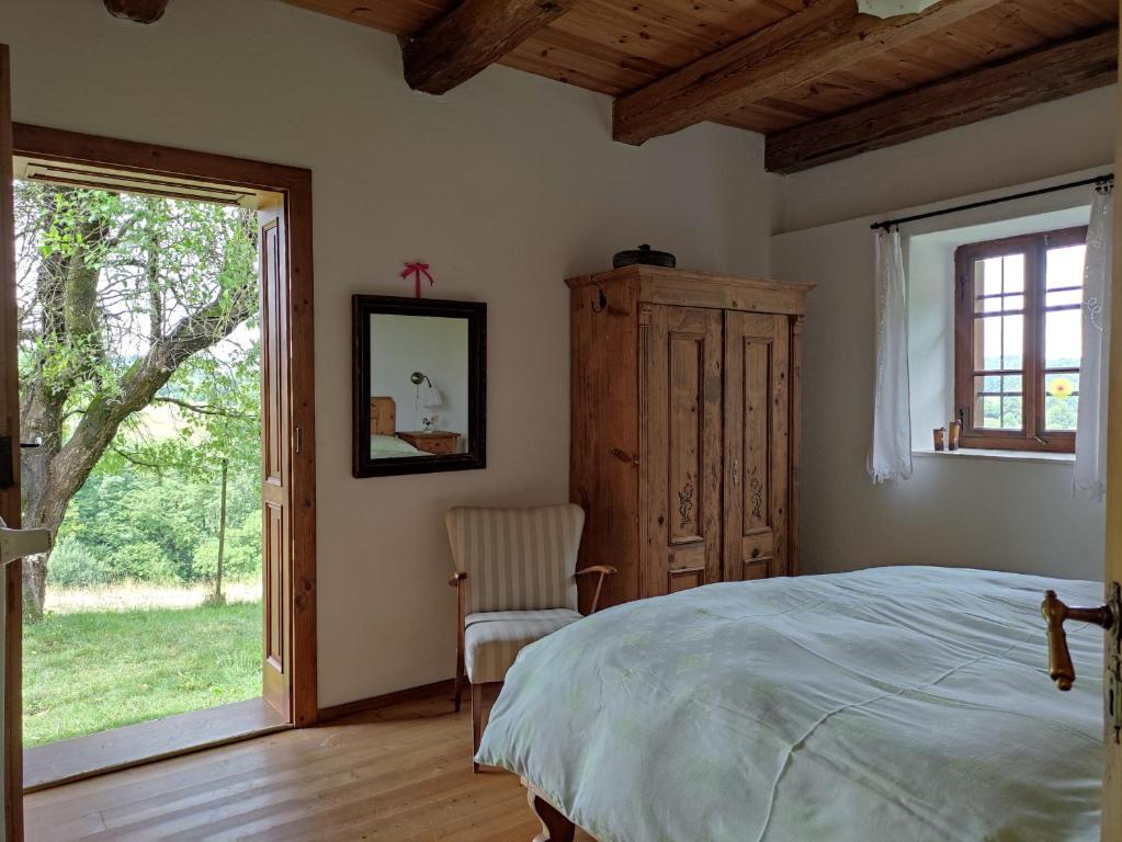 1 dormitorio con 1 cama, 1 silla y 1 ventana en Lamplberg en Graben