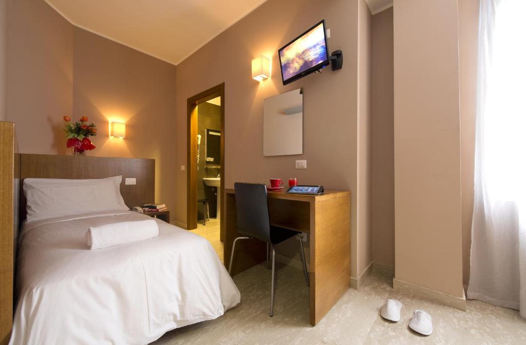 Een bed of bedden in een kamer bij Oasi Village Hotel