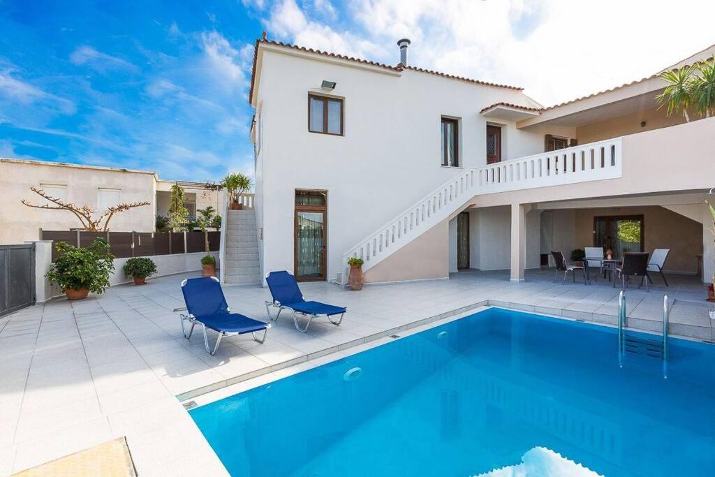 Πισίνα στο ή κοντά στο Lefteris Holiday Home