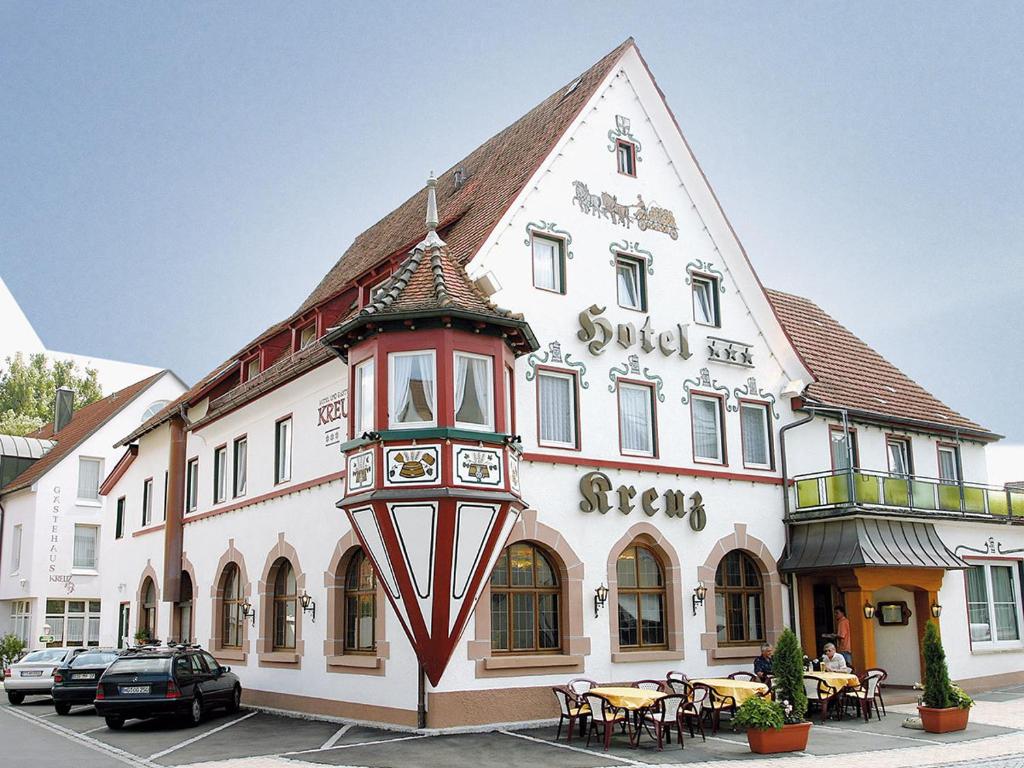 um edifício com um relógio na frente dele em Hotel und Gästehaus Kreuz em Gammertingen