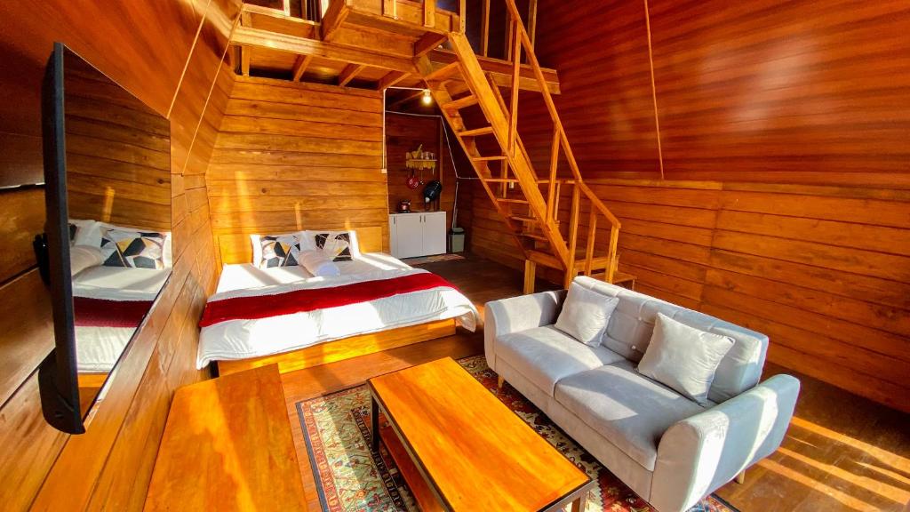 1 dormitorio con 1 cama y una escalera en una habitación en Godieng Cabin, en Diyeng