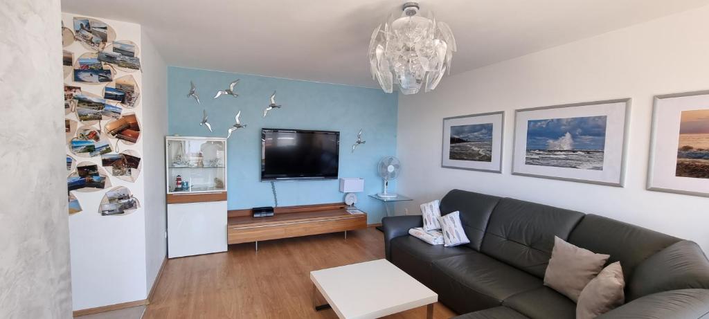Televízia a/alebo spoločenská miestnosť v ubytovaní Apartament Piaskowy Jantar 2
