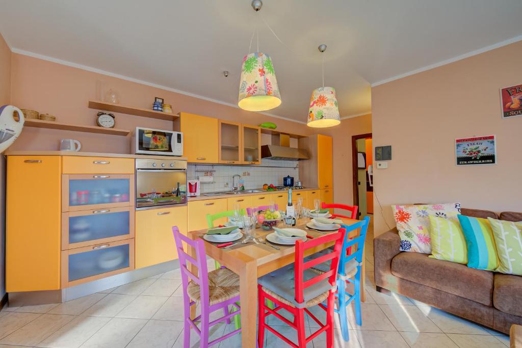 A kitchen or kitchenette at Casa Angiolina Lake And Mountain View - Happy Rentals