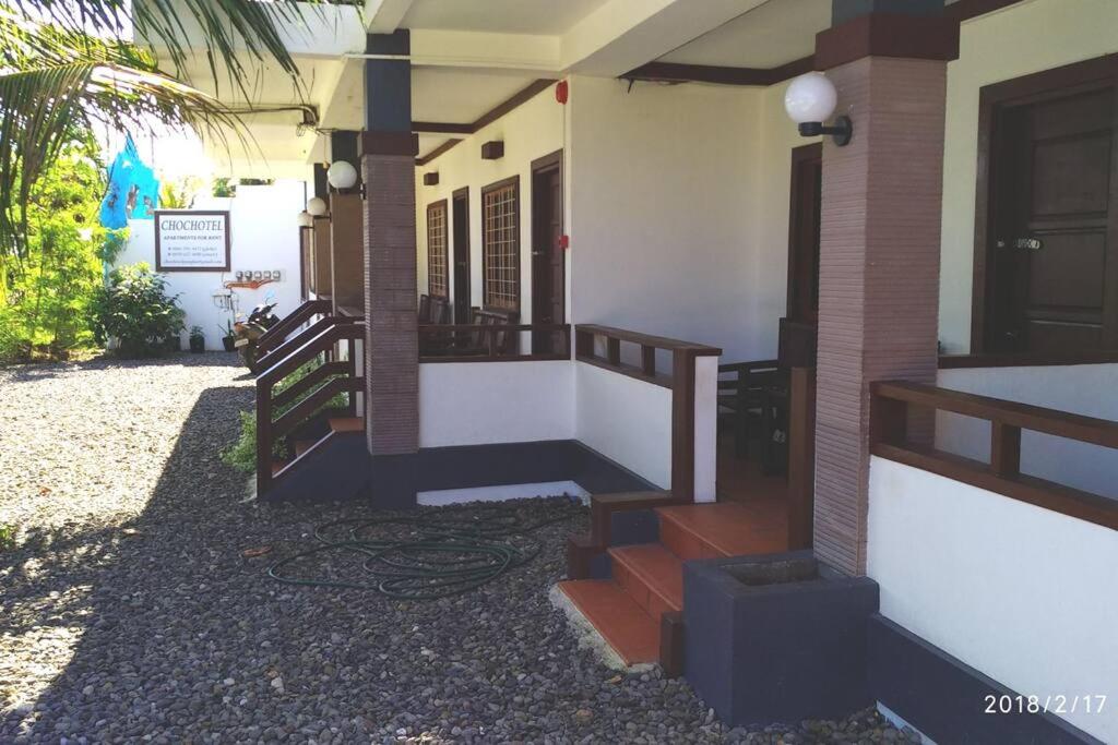 una casa con escaleras que conducen a la puerta principal en Chochotel Panglao Monaco suite 58sqm en Panglao City