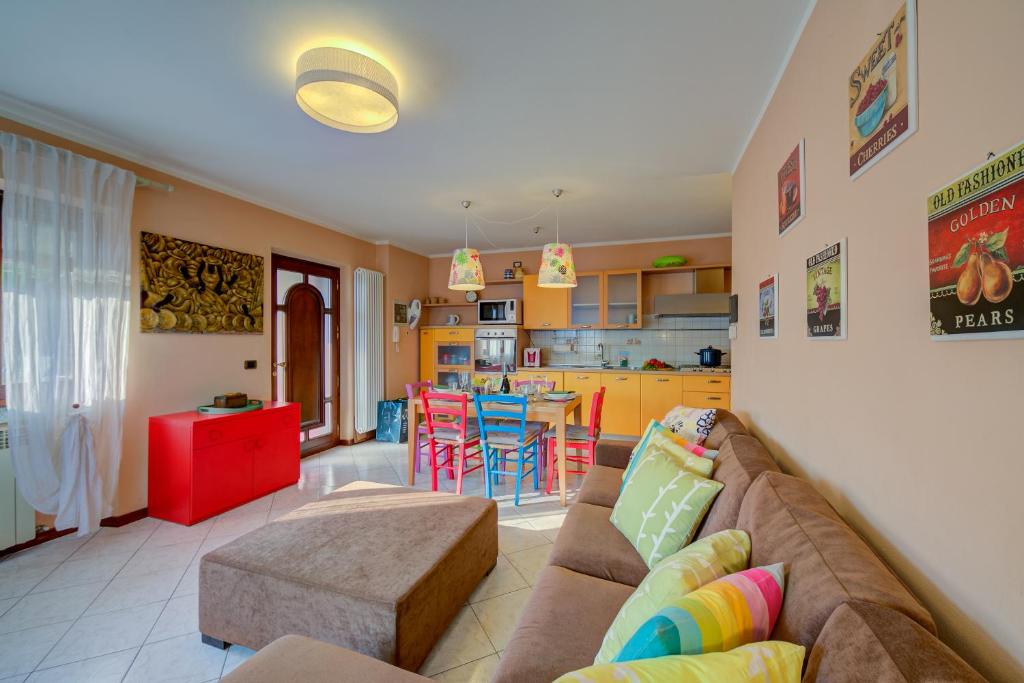 A kitchen or kitchenette at Casa Angiolina Lake And Mountain View - Happy Rentals
