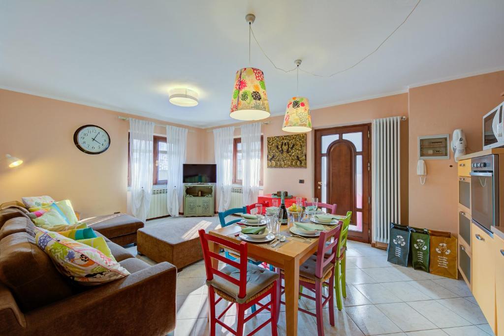 A television and/or entertainment centre at Casa Angiolina Lake And Mountain View - Happy Rentals