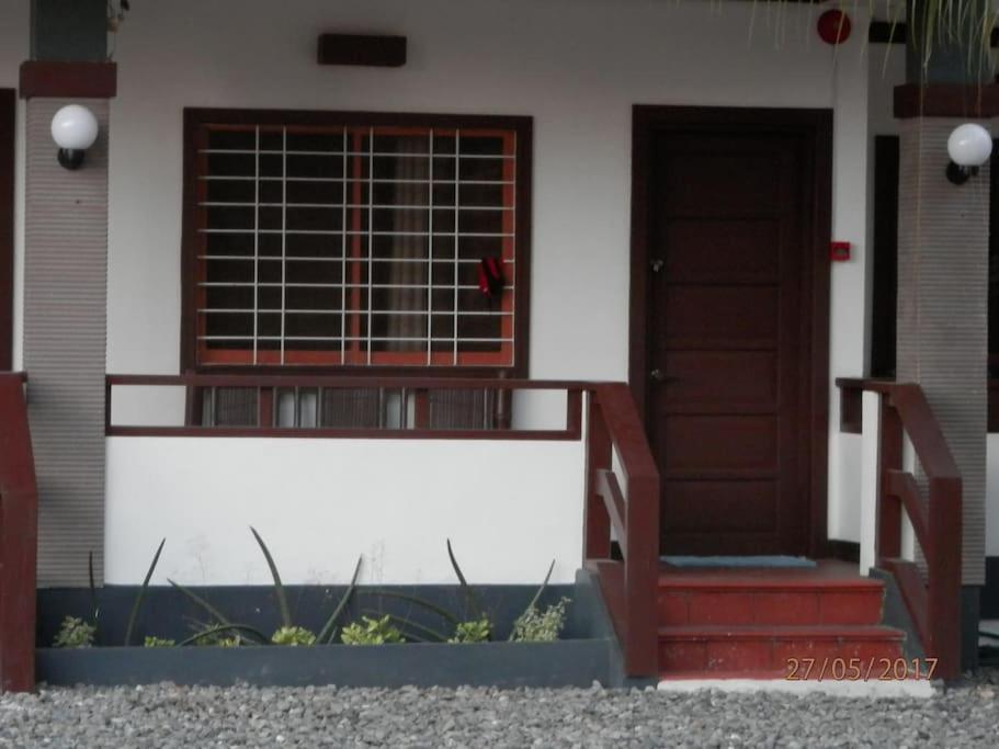 dom z drzwiami, schodami i werandą w obiekcie Chochotel Panglao Martina Studio 26 sqm good for 2/3 w Panglao City