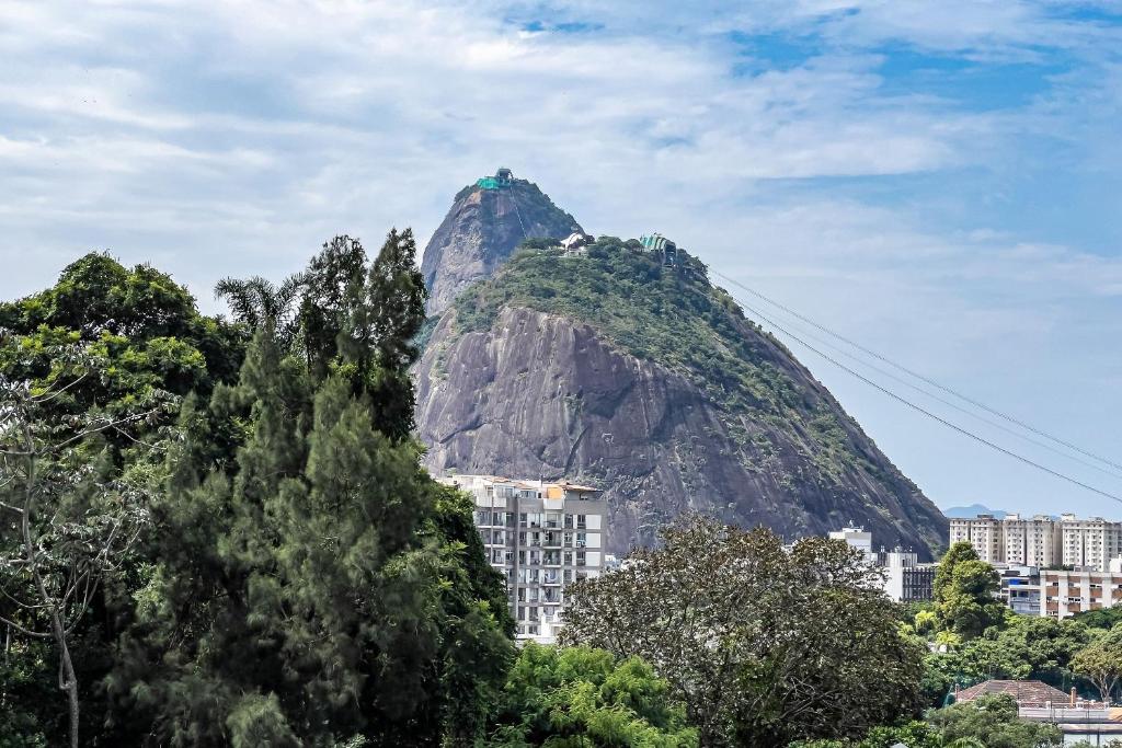 uma montanha no meio de uma cidade com árvores em Apt completo com piscina e área de lazer em BOTAFOGO no Rio de Janeiro