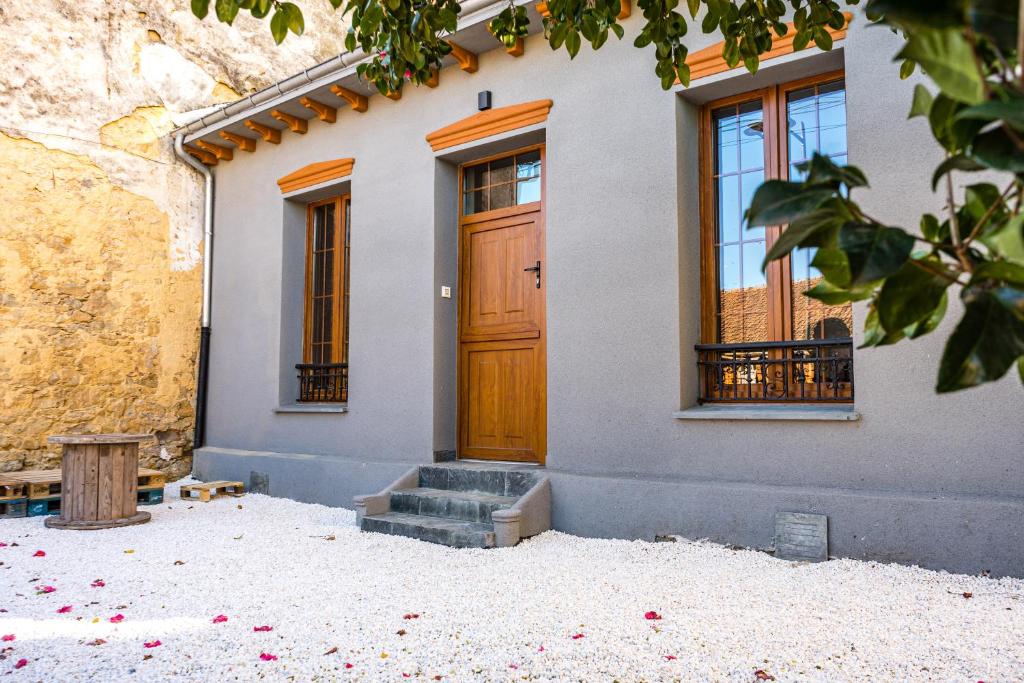 Casa con puertas y ventanas de madera en Villa Covadonga by beBalmy, en Pedruño