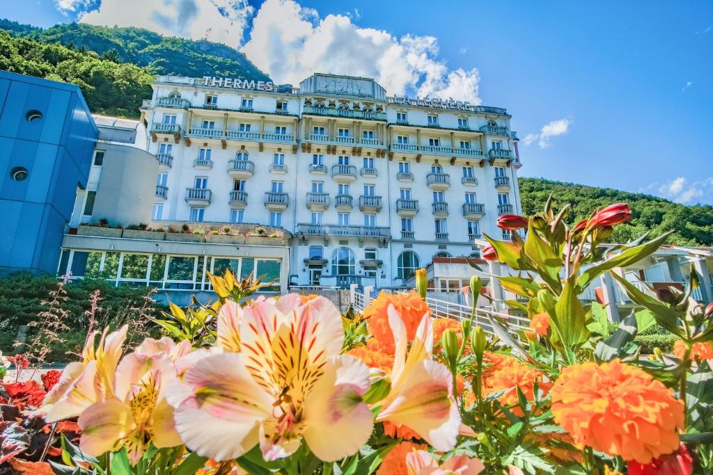 une pile de fleurs devant un bâtiment dans l'établissement Hotel & Spa Radiana, à La Léchère