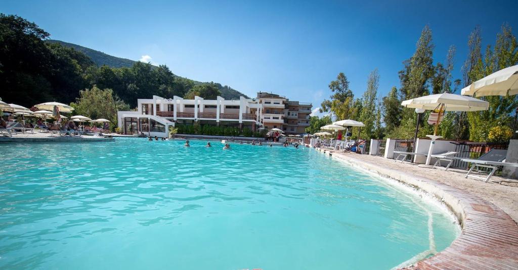 Bazén v ubytování Hotel Terme Sant'Egidio nebo v jeho okolí