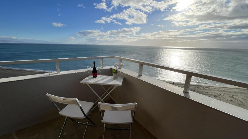 Exclusive beachfront apartment Torremolinos - pool - paddle - tenis - wifi - central aircon