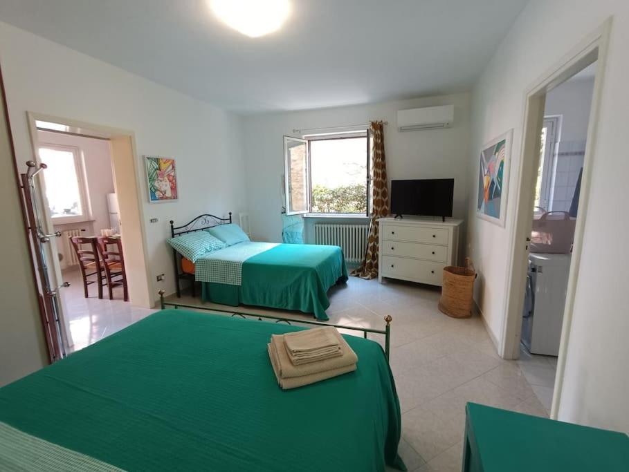 a hotel room with two beds and a television at B&B Casa nel parco zona centrale in Teramo