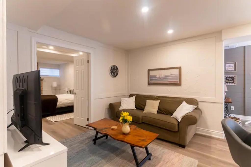 uma sala de estar com um sofá e uma televisão em Luxurious and Spacious Apartment with 2 bedrooms and 2 Baths em Mississauga