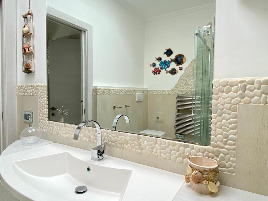bagno con lavandino e grande specchio di Corallo a Otranto