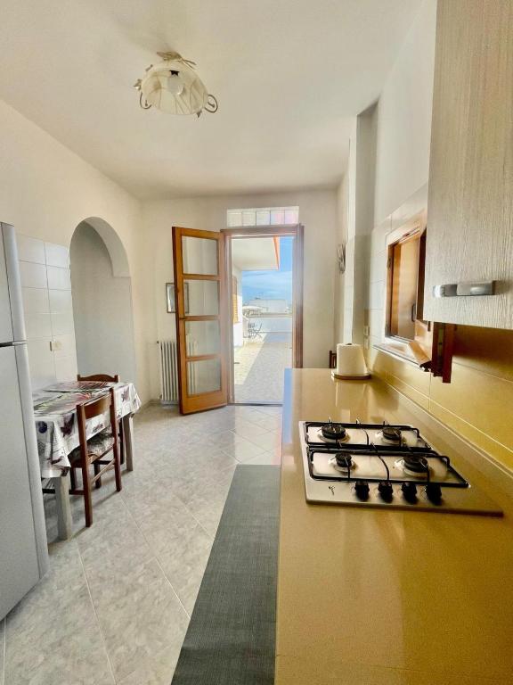 una cucina con piano cottura e forno in camera di Crisimò vacanze a Tiggiano