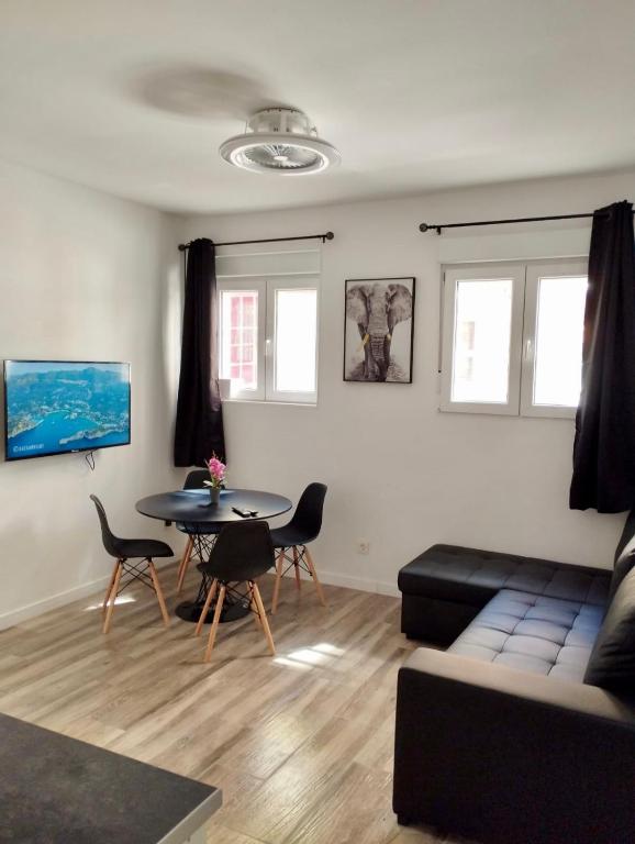 Posezení v ubytování Apartamento blanco y negro en el centro