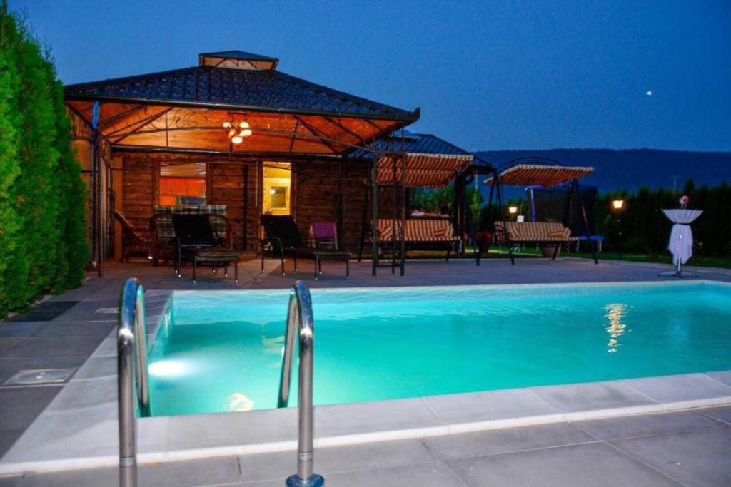 una piscina frente a una casa con pabellón en River Homes Bihac, en Bihać
