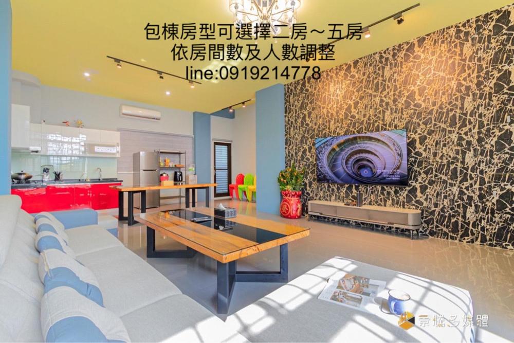 sala de estar con sofá y mesa en 99民宿包棟 一日一組客, en Sanxing