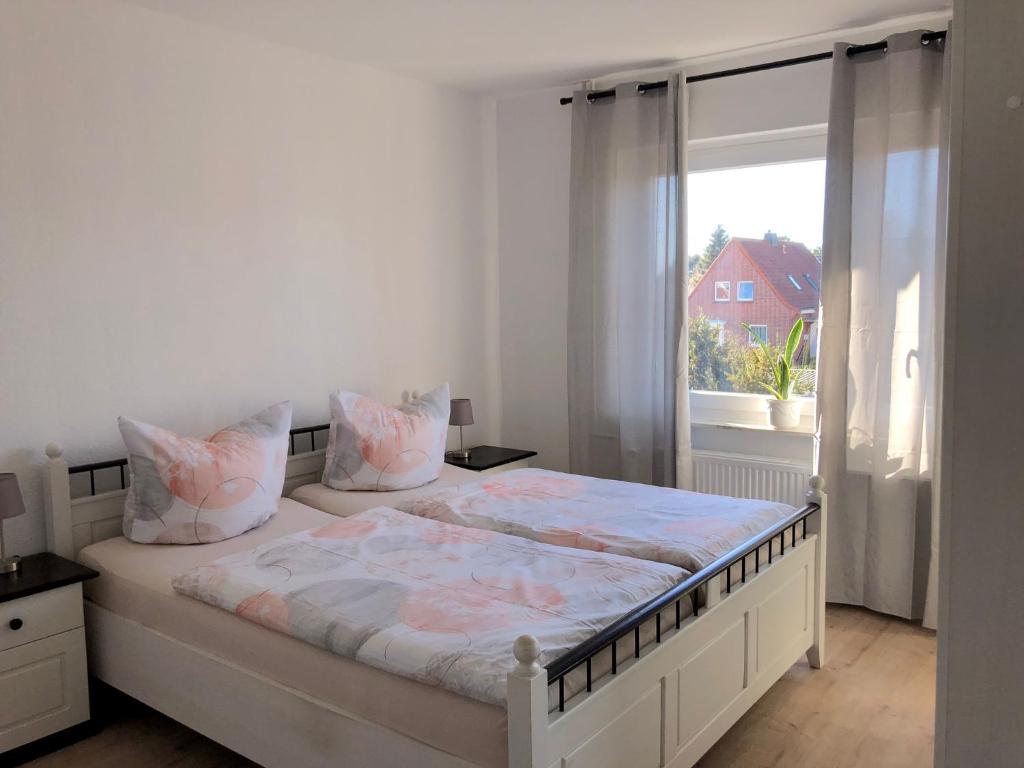 una camera da letto bianca con un letto grande e una finestra di Lotus 5 a Cuxhaven