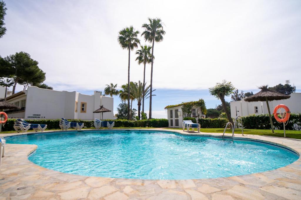 Bazén v ubytování Miraflores golf penthouse with sea view Mijas costa nebo v jeho okolí