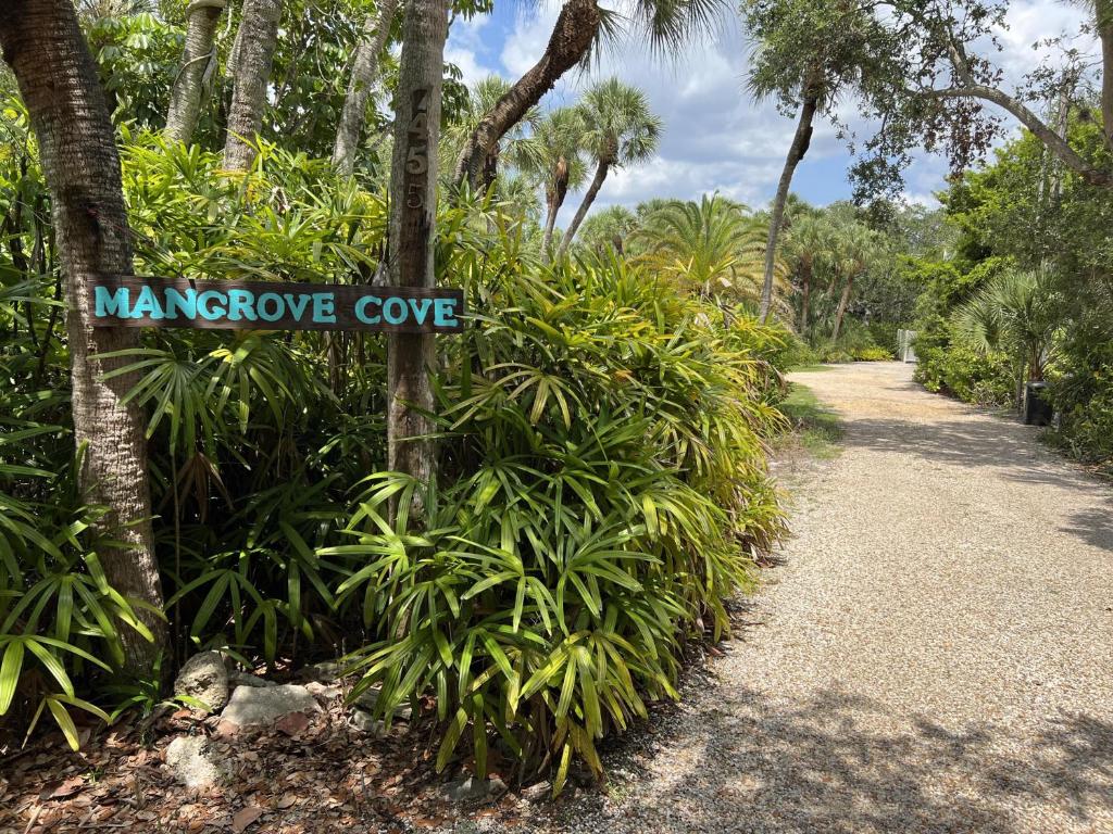 um sinal que diz manguezal enseada em uma trilha em Mangrove Cove Unit 1 em Englewood