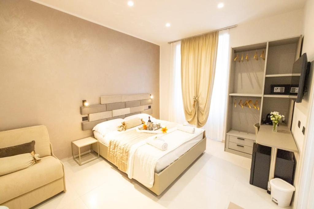 1 dormitorio con 1 cama, 1 silla y 1 sofá en Affittacamere Flori, en La Spezia