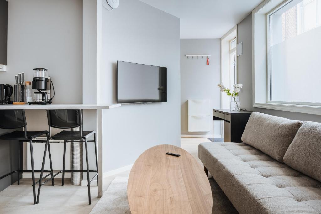 - un salon avec un canapé et une table dans l'établissement Stay Strandgaten - New apartment in city center, à Bergen