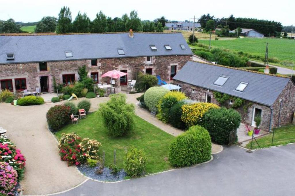 - une vue aérienne sur une maison avec un jardin dans l'établissement Les gites du buisson, à Fréhel