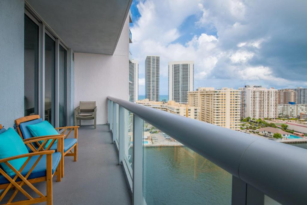 Apartment Pool Gym Balcony Amazing View Near Beach, Hallandale Beach