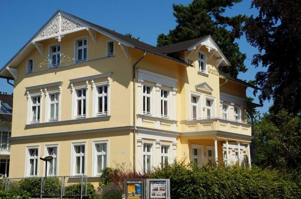 ゲーレンにあるVilla Granitz - Ferienwohnung 45466 (Sassnitz)の白い窓のある大きな黄色の家