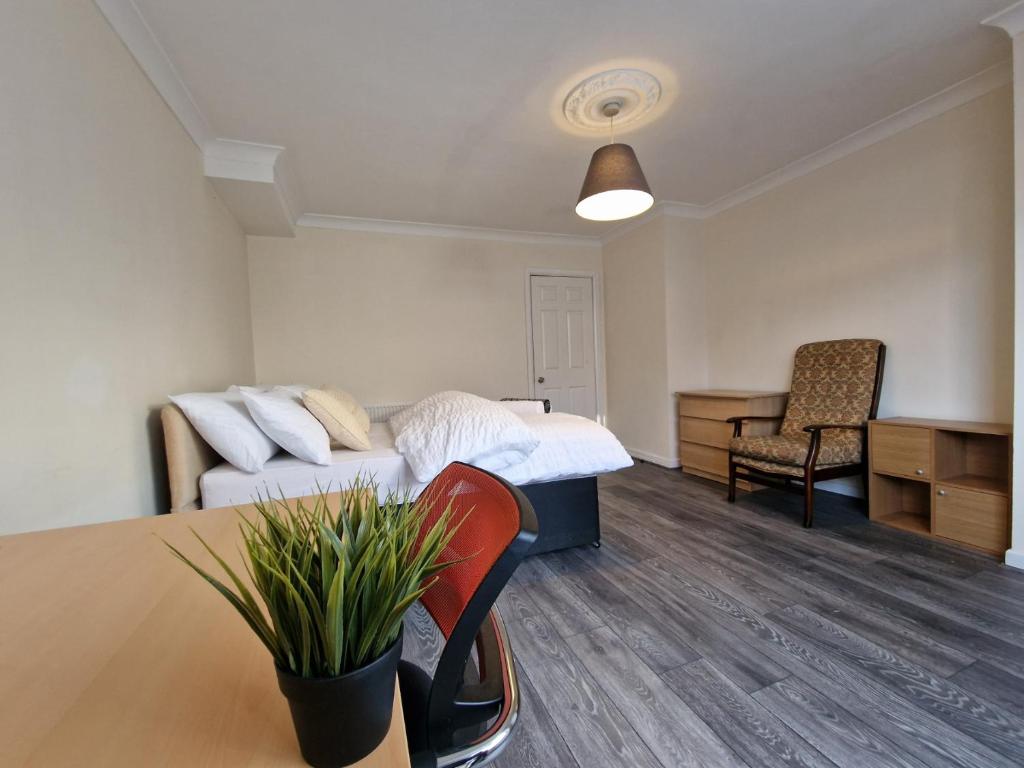 een kamer met een bed, een tafel en een bank bij Nice Living Serviced Accommodations 6 in Birmingham