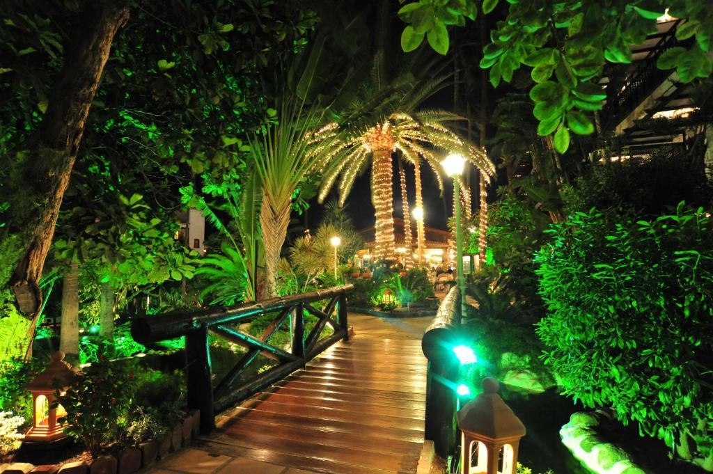 Vonkajšia záhrada v ubytovaní Hotel Parque Tropical