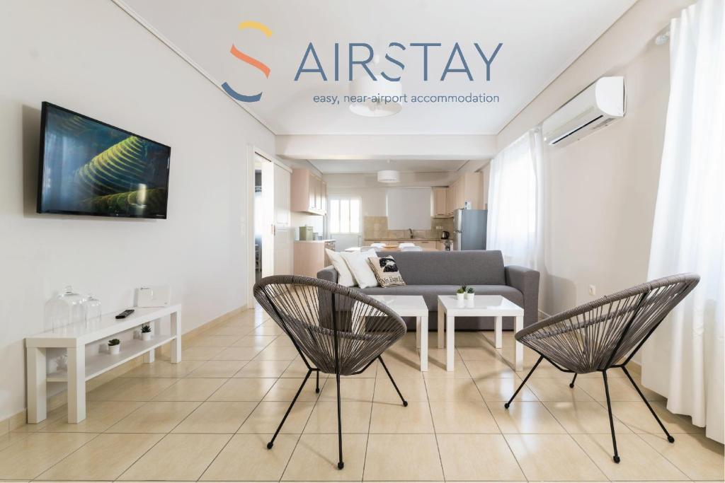斯巴達的住宿－Elise Apartment Airport by Airstay，客厅配有两把椅子和一张沙发