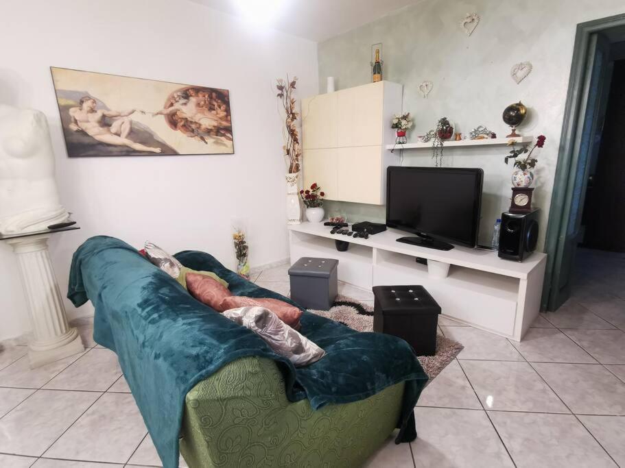ein Wohnzimmer mit einem Sofa und einem TV in der Unterkunft Peppe's House in San Vito Chietino