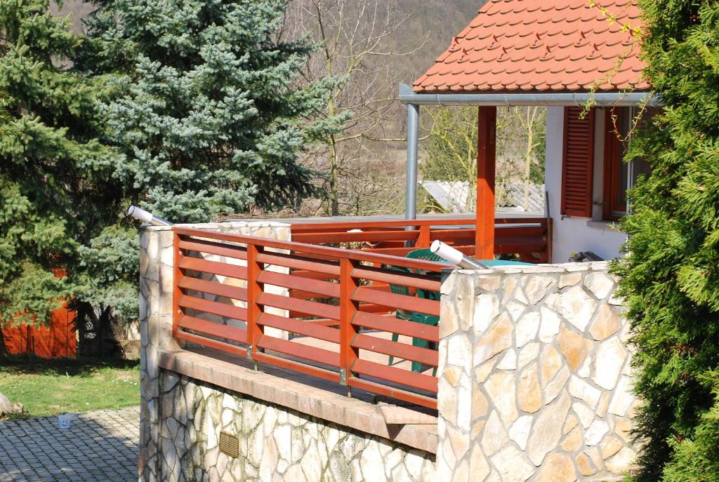 een houten hek voor een huis bij Sziszi Vendégház in Kovácsszénája