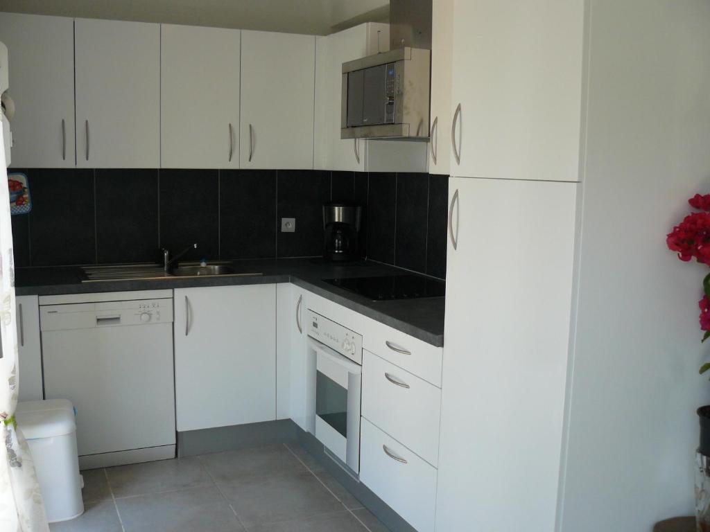 Kuchyňa alebo kuchynka v ubytovaní SALINES - Maison entre ville et plages - K190