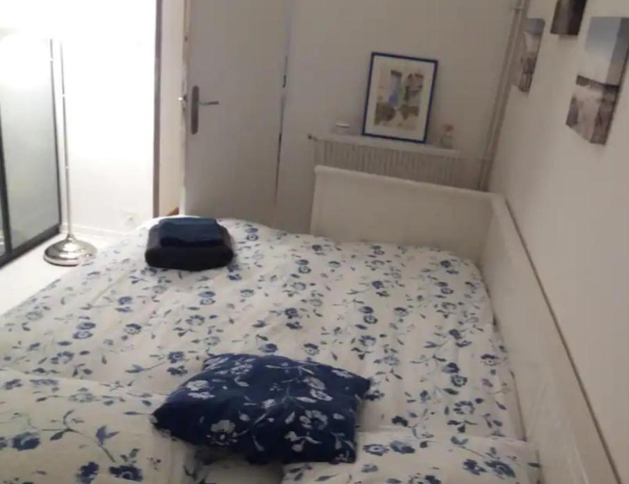 波爾多的住宿－Chambre lumineuse ds mon appart，小卧室配有蓝色鲜花的床