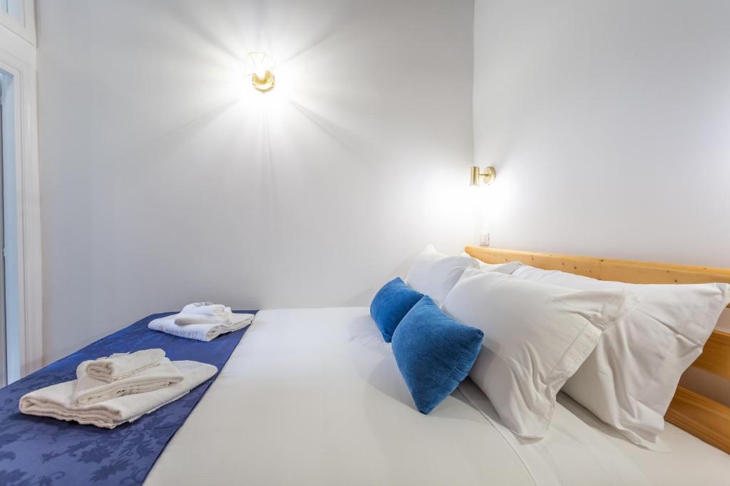 A bed or beds in a room at Barberini 3 BDR Apartment