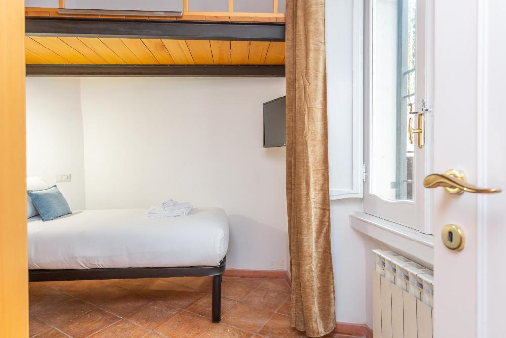 A bed or beds in a room at Barberini 3 BDR Apartment