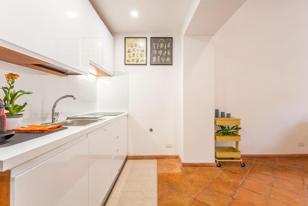 A kitchen or kitchenette at Barberini 3 BDR Apartment