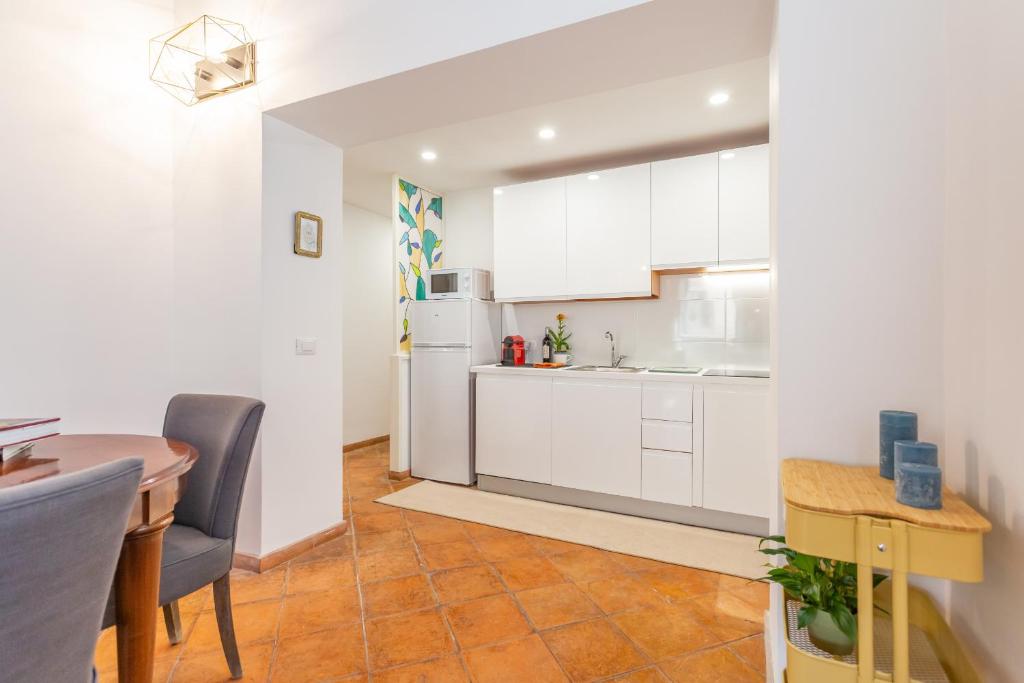 A kitchen or kitchenette at Barberini 3 BDR Apartment