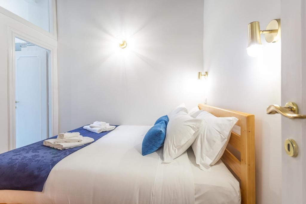 A bed or beds in a room at Barberini 3 BDR Apartment