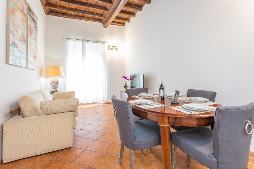 A seating area at Barberini 3 BDR Apartment