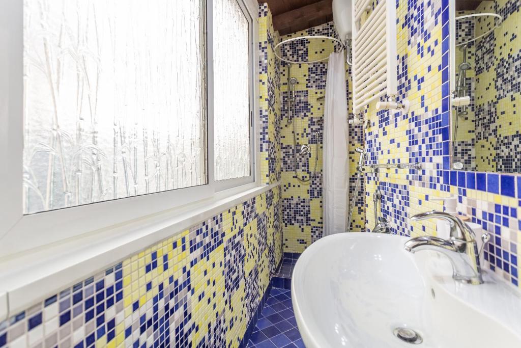 A bathroom at Barberini 3 BDR Apartment