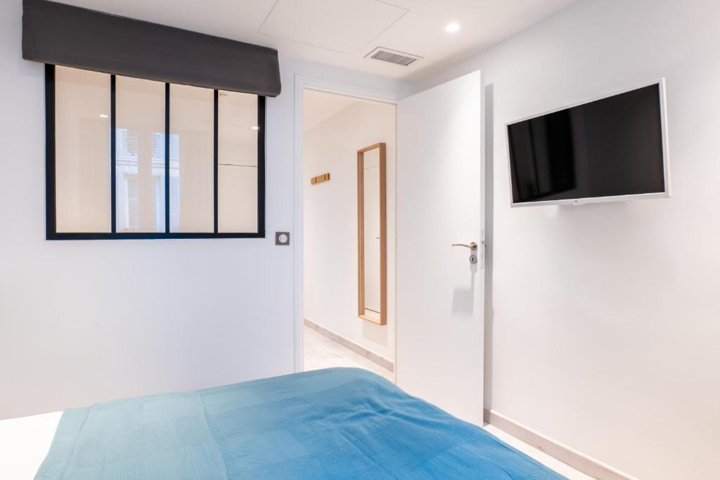 Posteľ alebo postele v izbe v ubytovaní 1-Br apartment close to the beaches