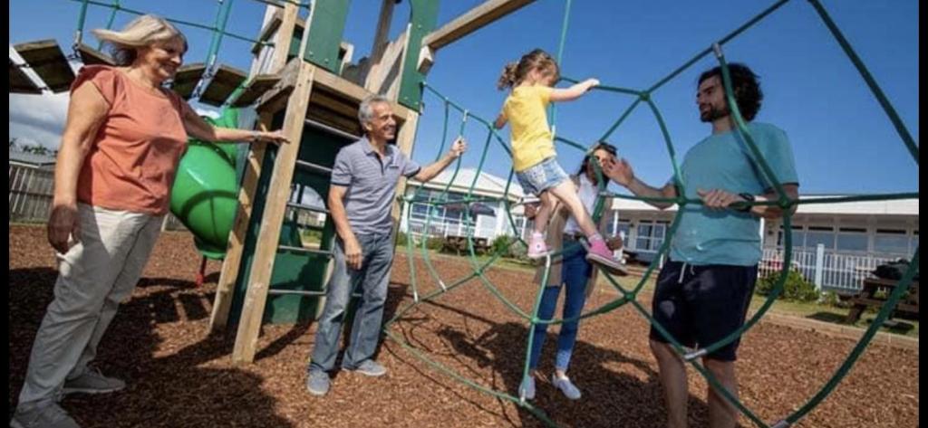 um grupo de pessoas brincando em um playground em Crimdon dean park em Horden